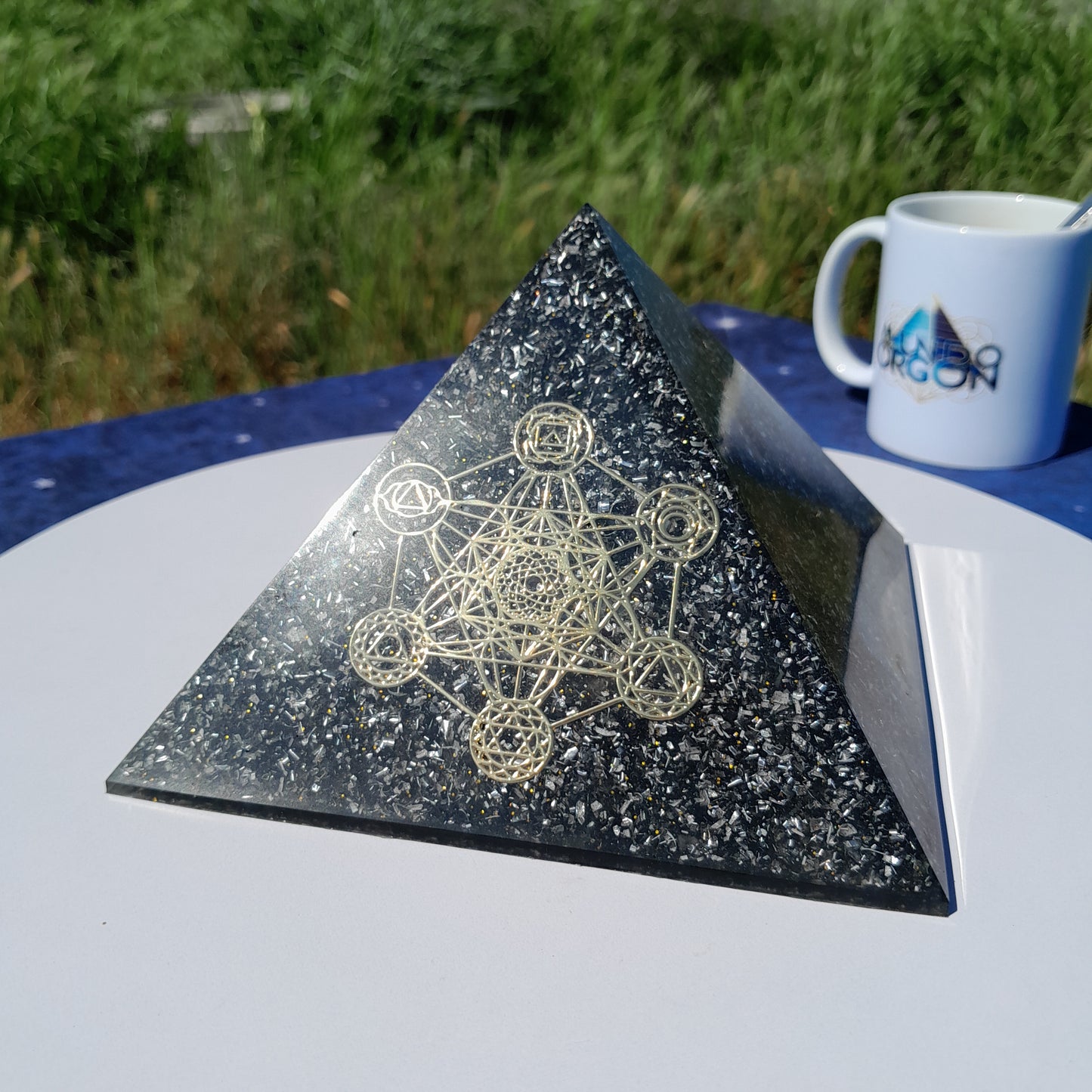 Pirámide Orgonita Metatron con Shunguita- 140mm de Base