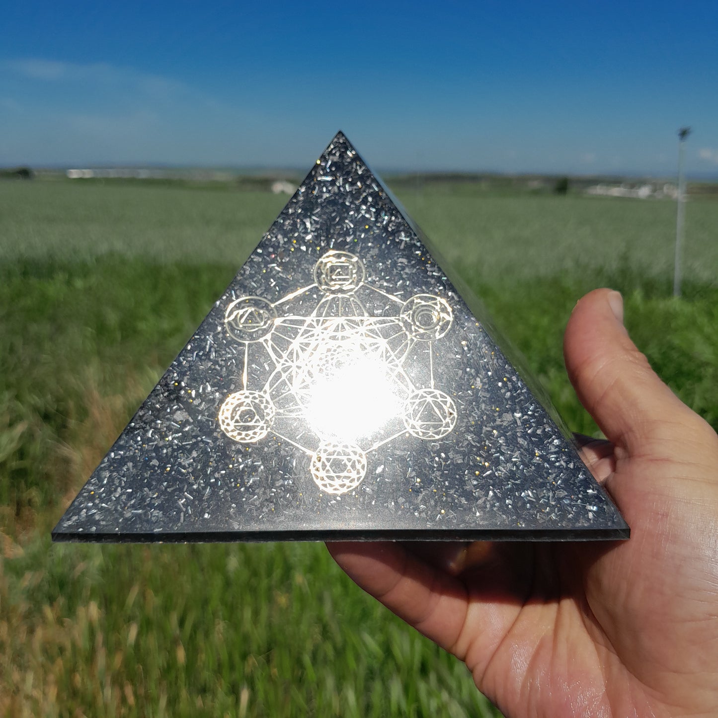 Pirámide Orgonita Metatron con Shunguita- 140mm de Base