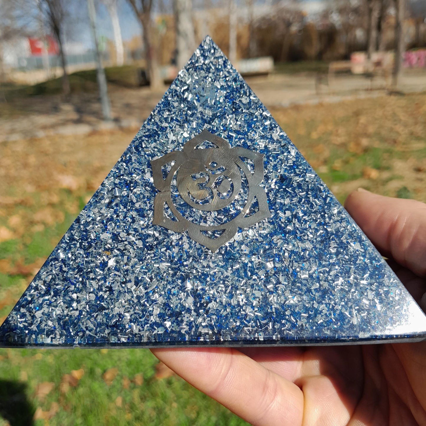 Pirámide Orgonita Om con Flor de Loto - 120mm de Base- Orgone Pyramid