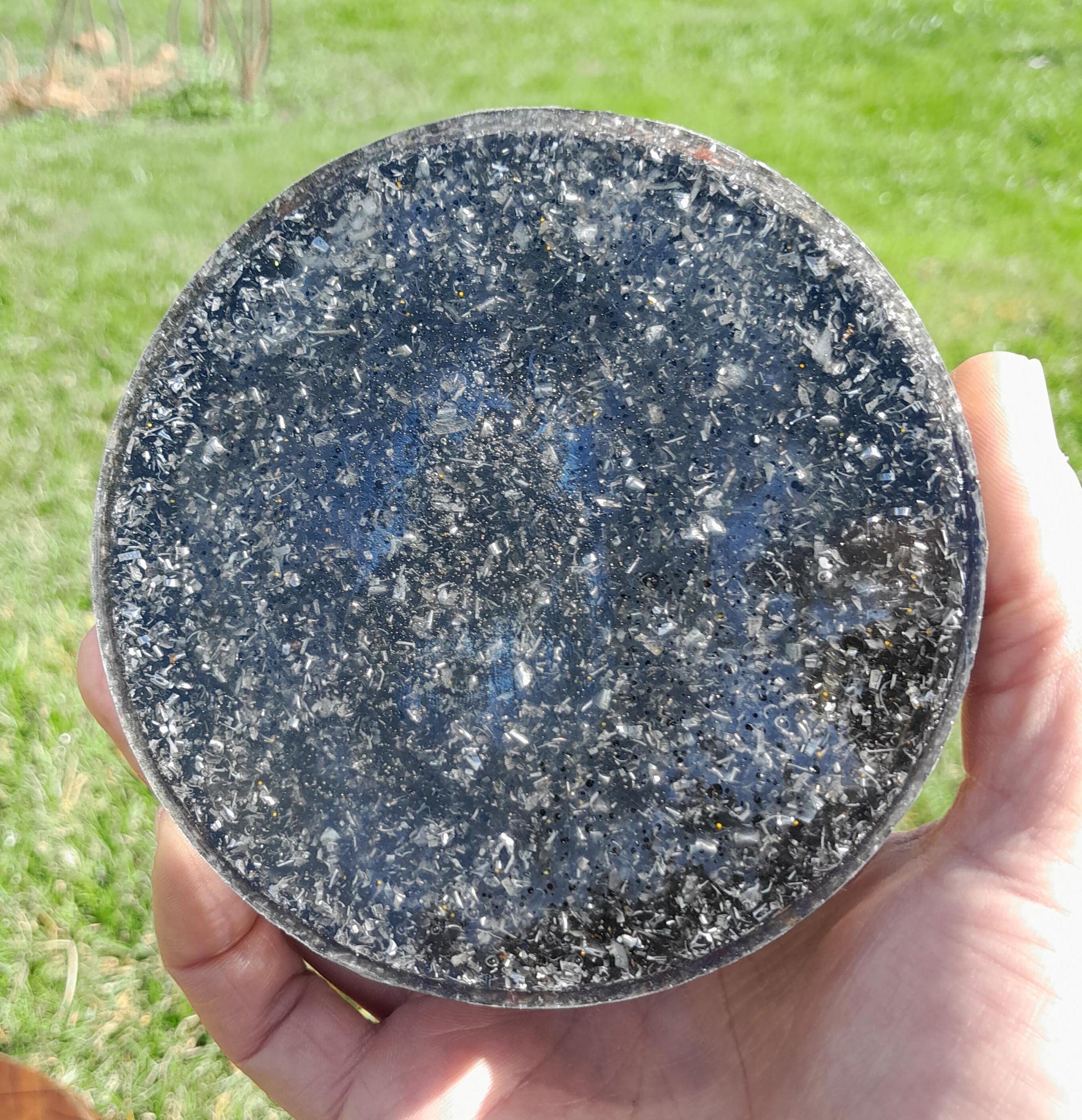 Orgonita Semiesfera Flor de Metal con Shunguita- Protector 5G- Transmutador de Energía