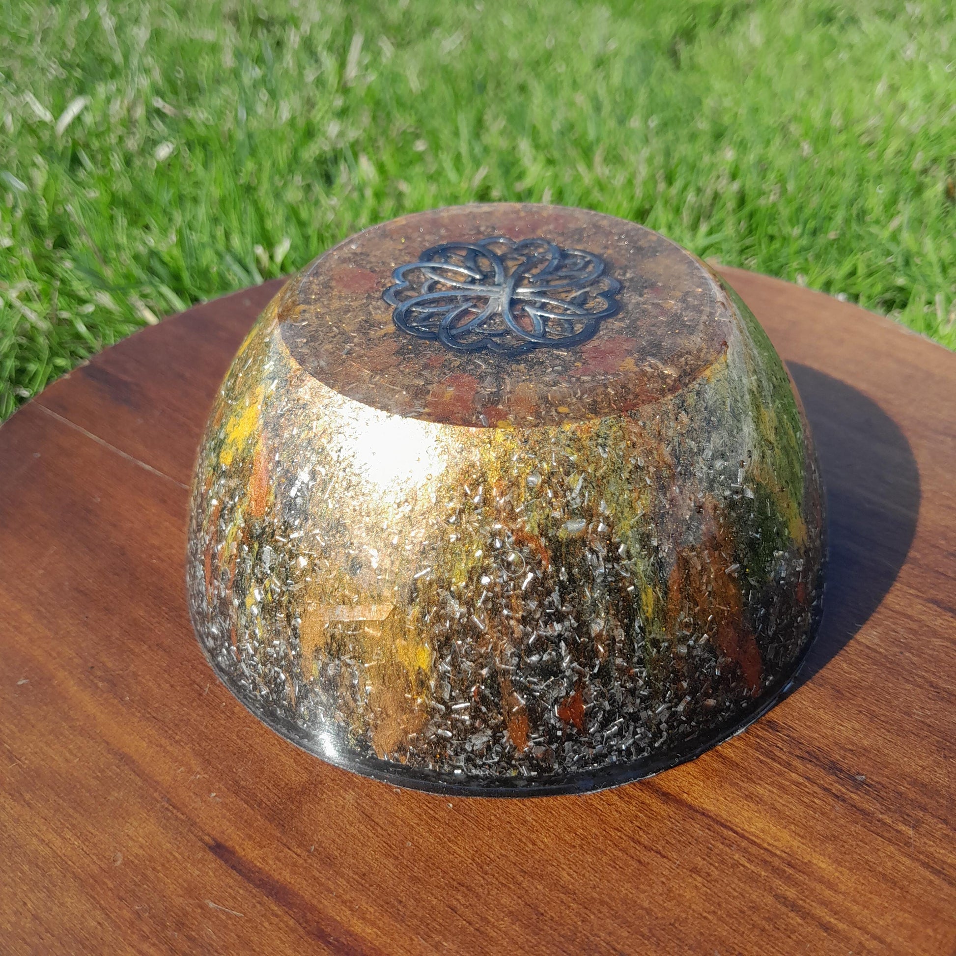 Orgonita Semiesfera Flor de Metal con Shunguita- Protector 5G- Transmutador de Energía