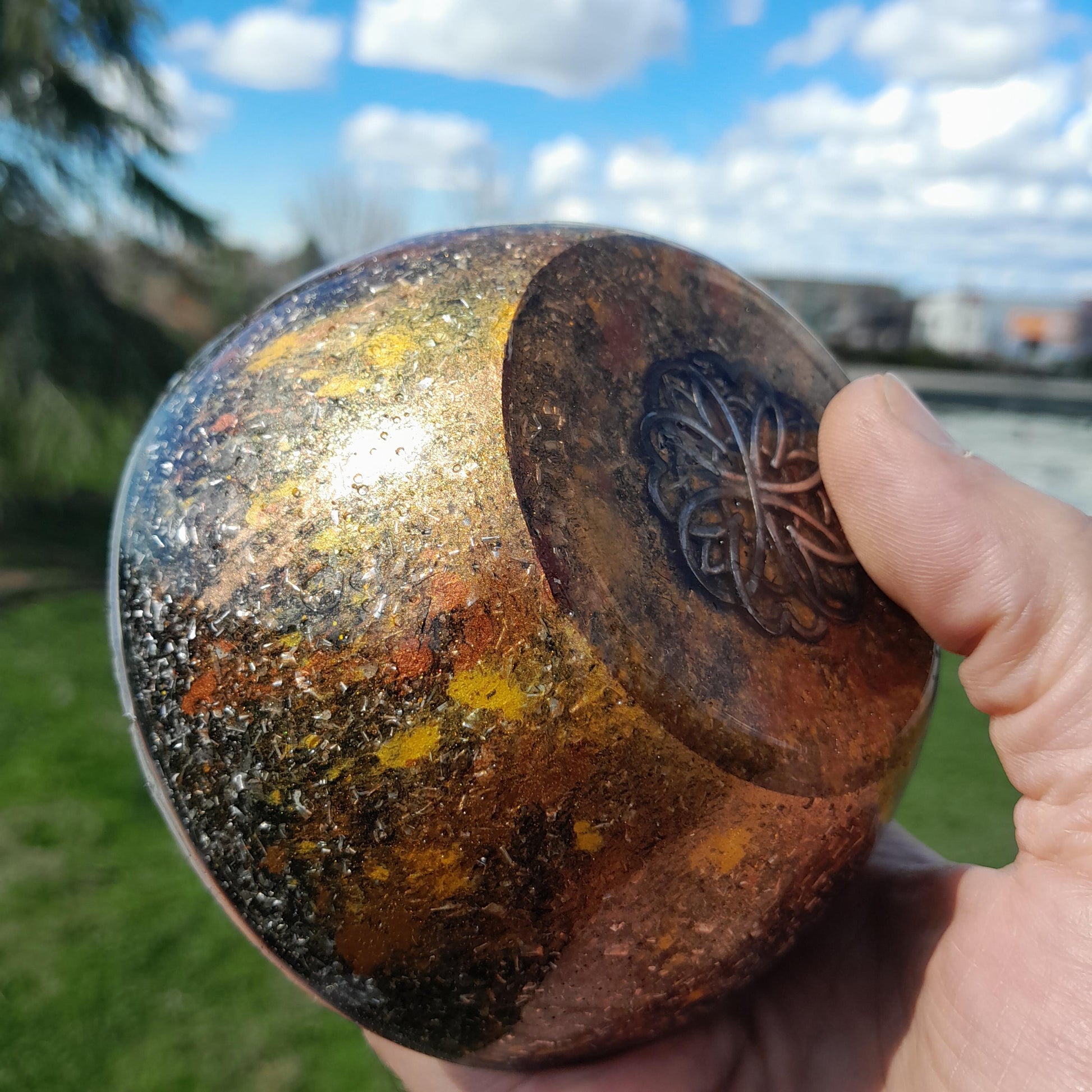 Orgonita Semiesfera Flor de Metal con Shunguita- Protector 5G- Transmutador de Energía