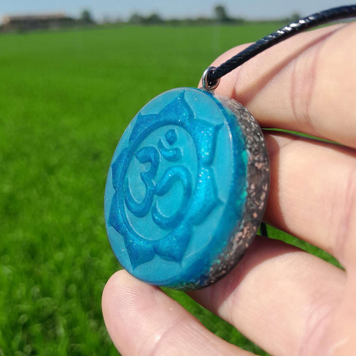 Colgante Orgonita Mantra Om con Flor de Loto Azul Cielo- Protección 5G- orgone Pendant