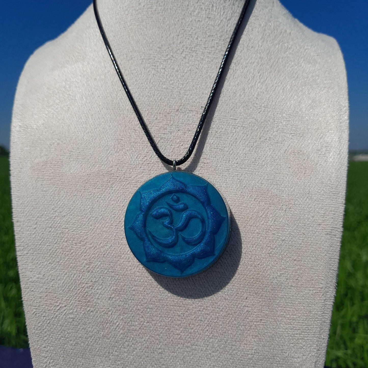 Colgante Orgonita Mantra Om con Flor de Loto Azul Cielo- Protección 5G- orgone Pendant