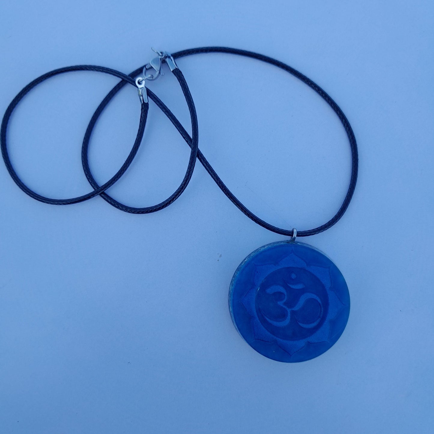 Colgante Orgonita Mantra Om con Flor de Loto Azul Cielo- Protección 5G- orgone Pendant