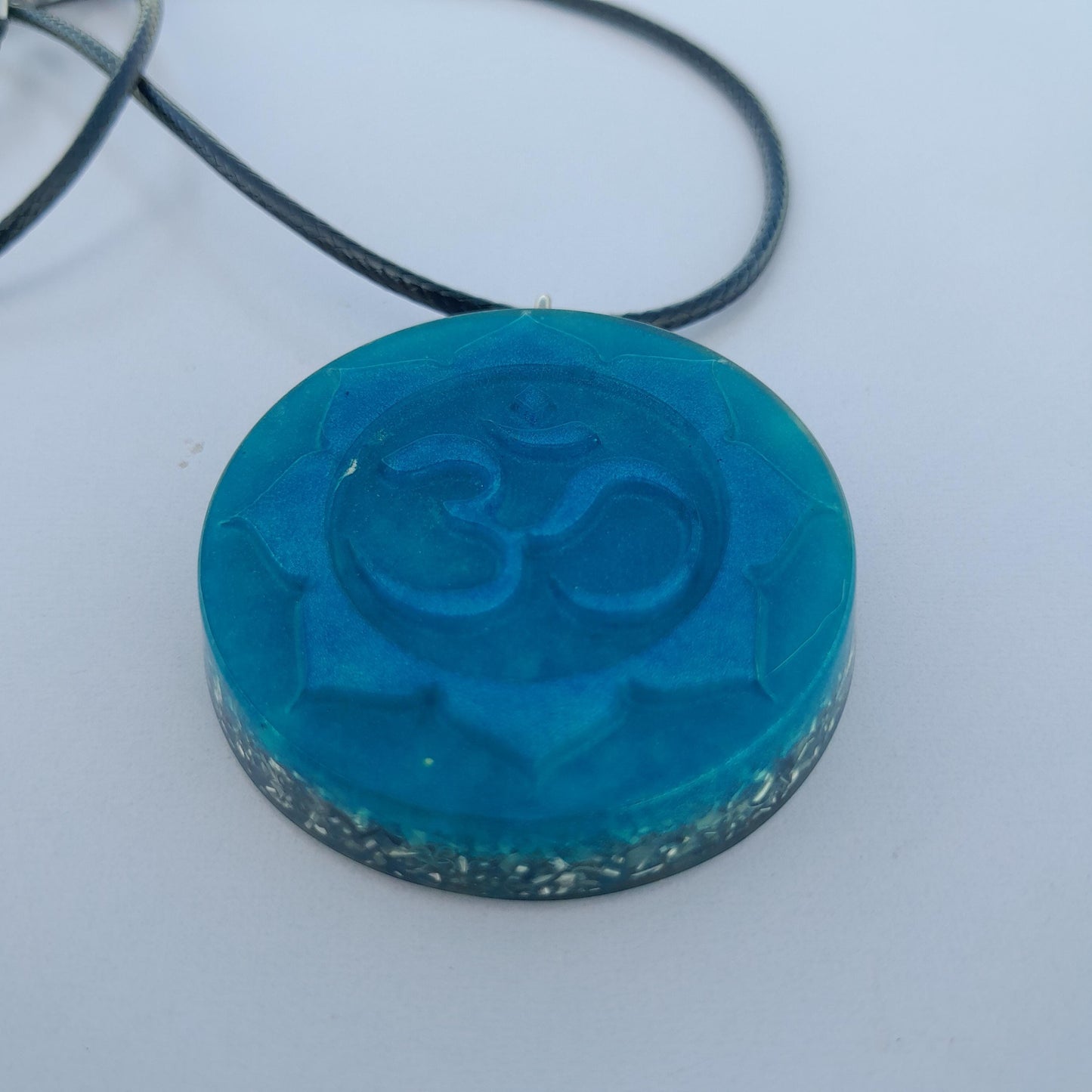 Colgante Orgonita Mantra Om con Flor de Loto Azul Cielo- Protección 5G- orgone Pendant