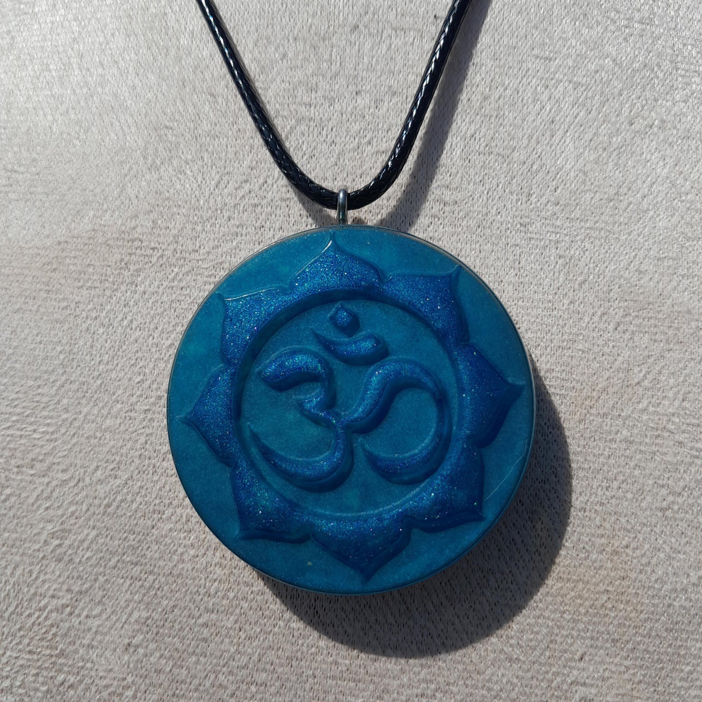 Colgante Orgonita Mantra Om con Flor de Loto Azul Cielo- Protección 5G- orgone Pendant