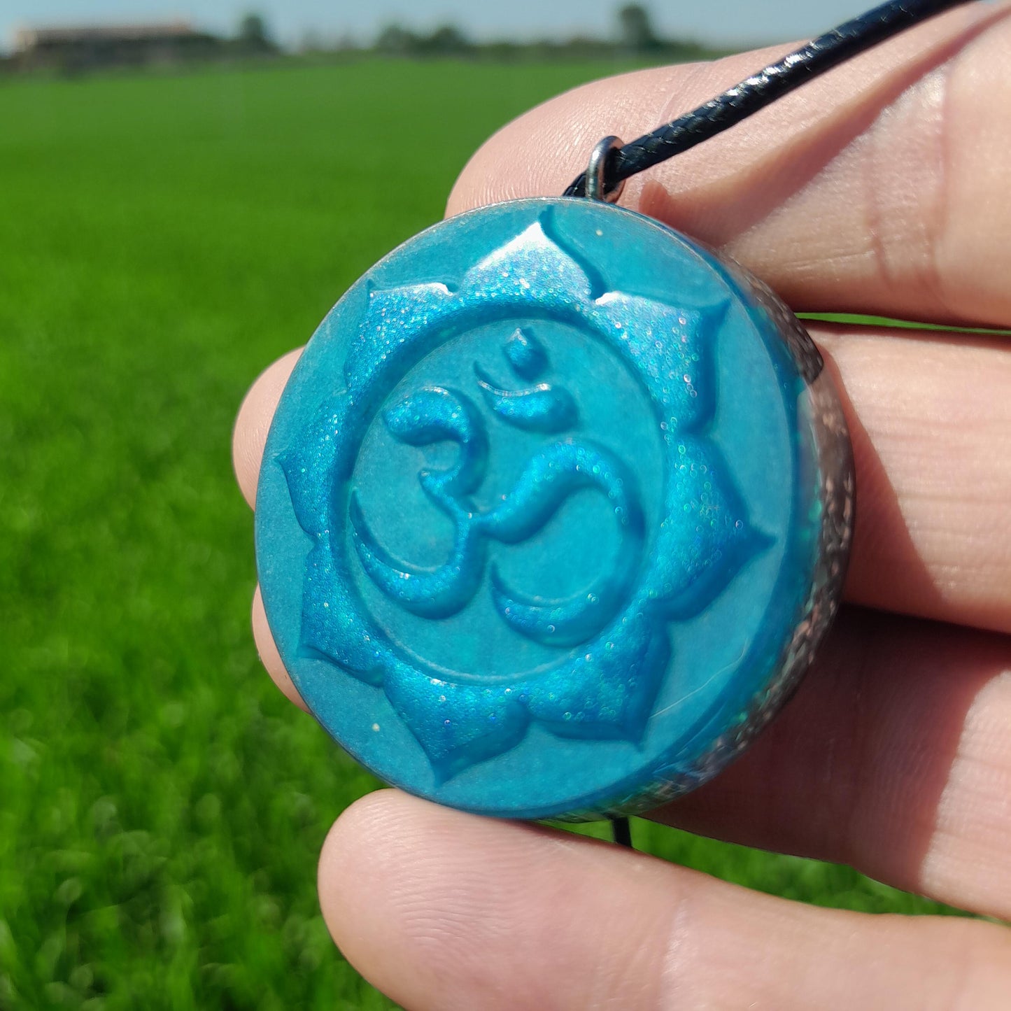 Colgante Orgonita Mantra Om con Flor de Loto Azul Cielo- Protección 5G- orgone Pendant