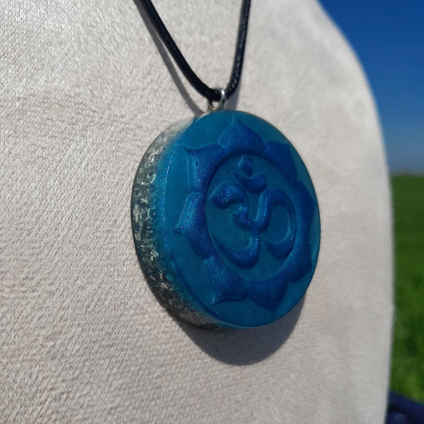 Colgante Orgonita Mantra Om con Flor de Loto Azul Cielo- Protección 5G- orgone Pendant