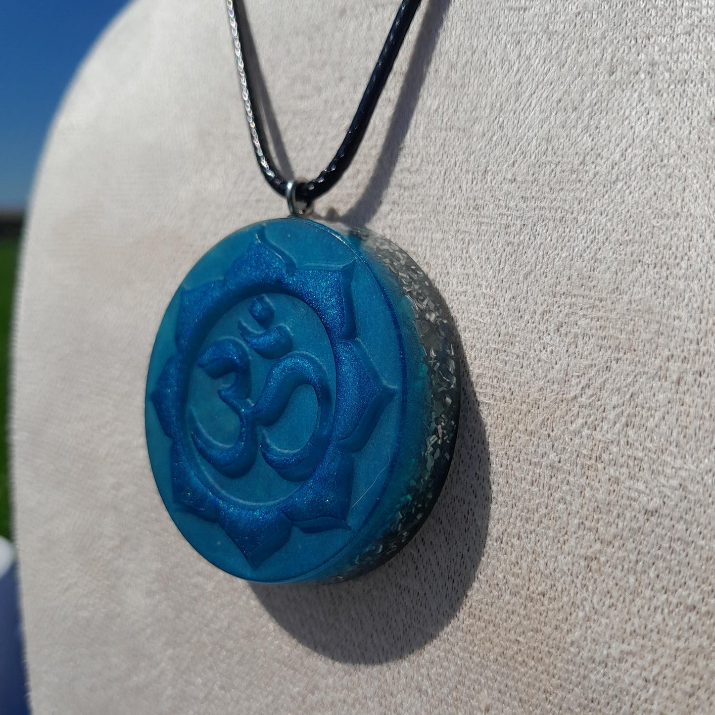 Colgante Orgonita Mantra Om con Flor de Loto Azul Cielo- Protección 5G- orgone Pendant