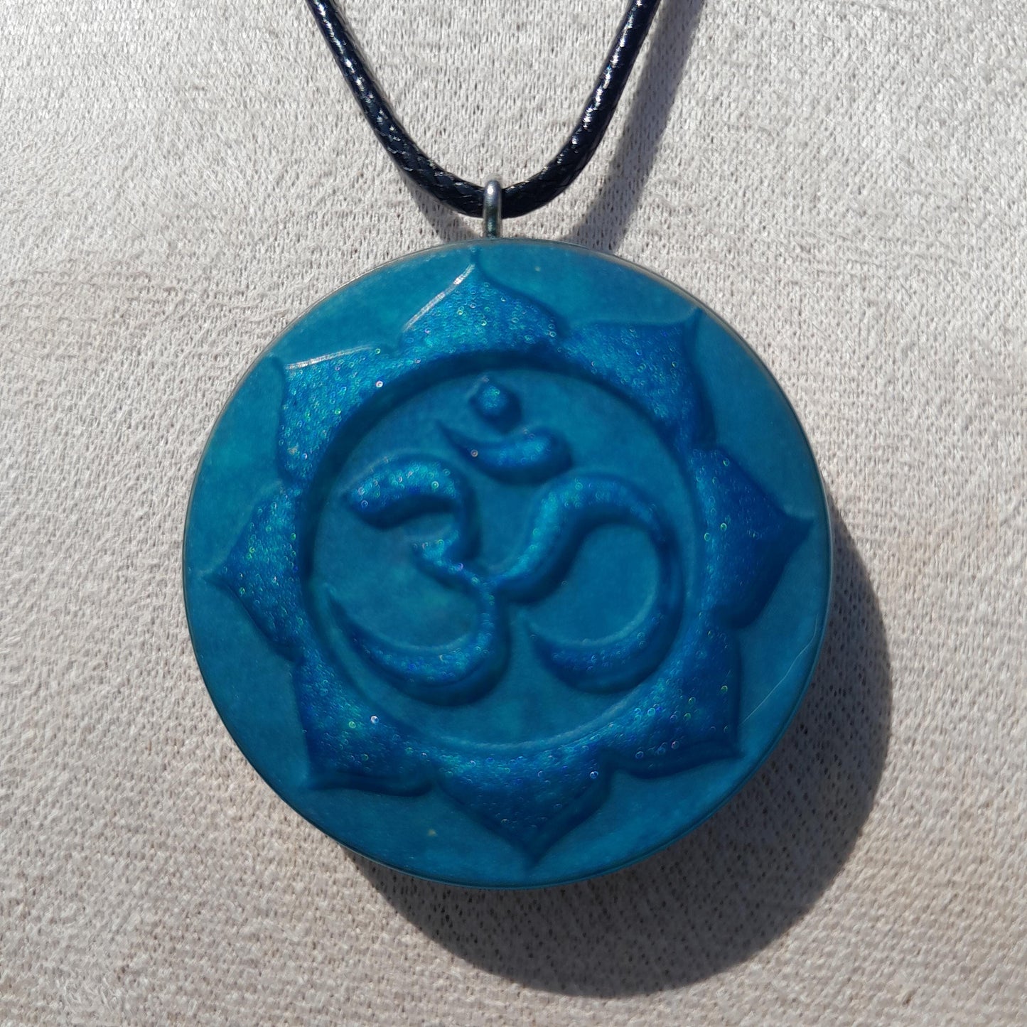 Colgante Orgonita Mantra Om con Flor de Loto Azul Cielo- Protección 5G- orgone Pendant