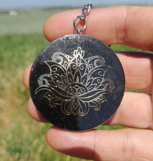 Llavero Orgonita Flor de Loto con Shunguita- Orgonite Keychain