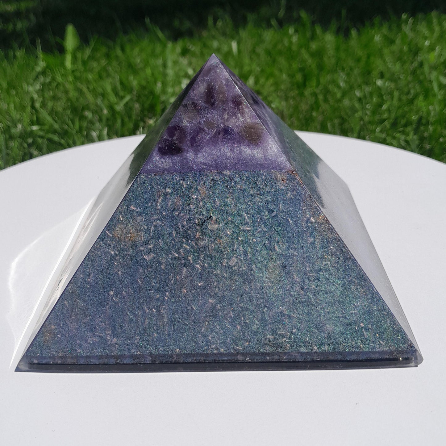 Pirámide Orgonita con Punta de Amatista 120mm Base | Energía Positiva, Protección y Decoración Espiritual