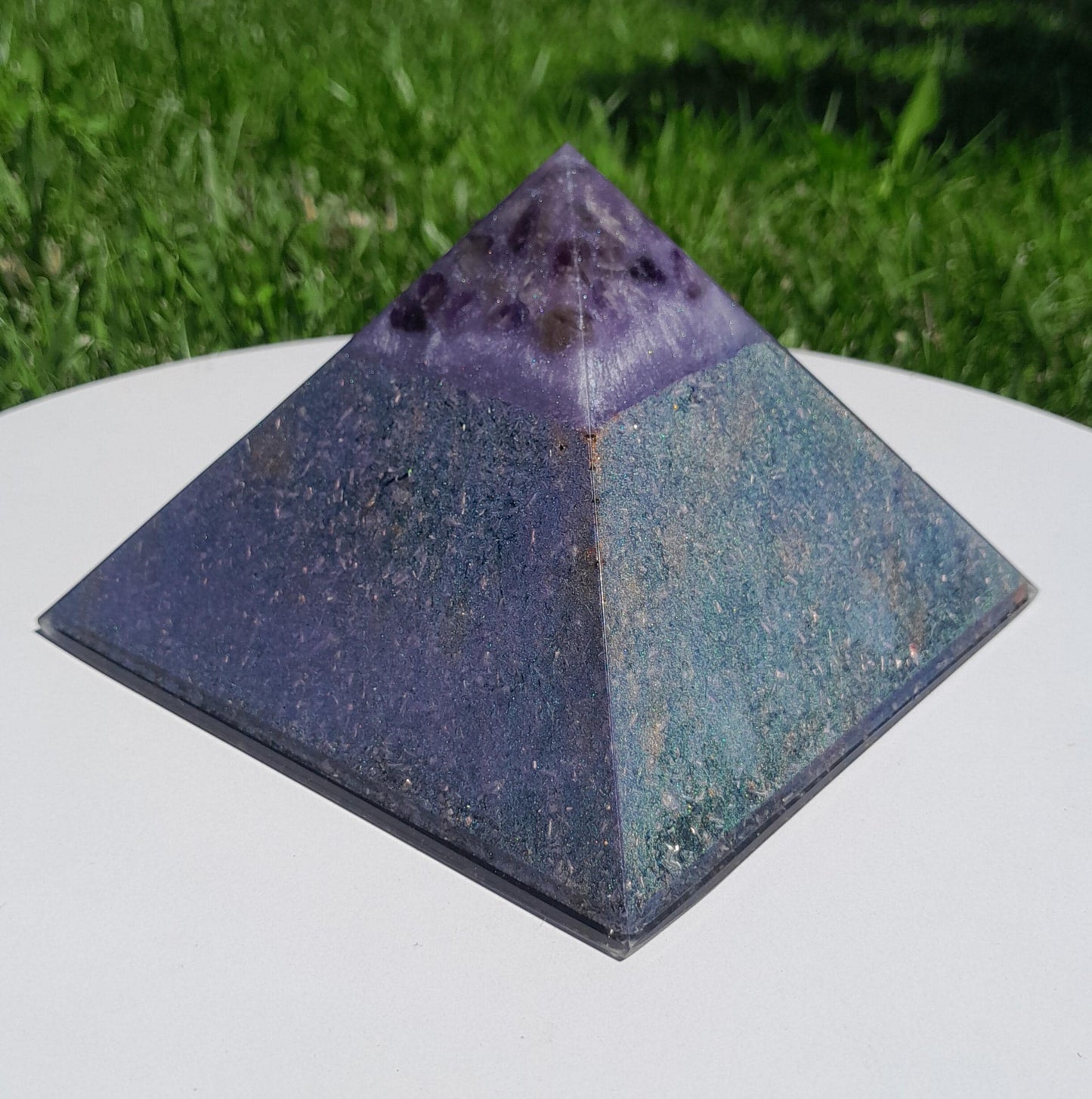 Pirámide Orgonita con Punta de Amatista 120mm Base | Energía Positiva, Protección y Decoración Espiritual