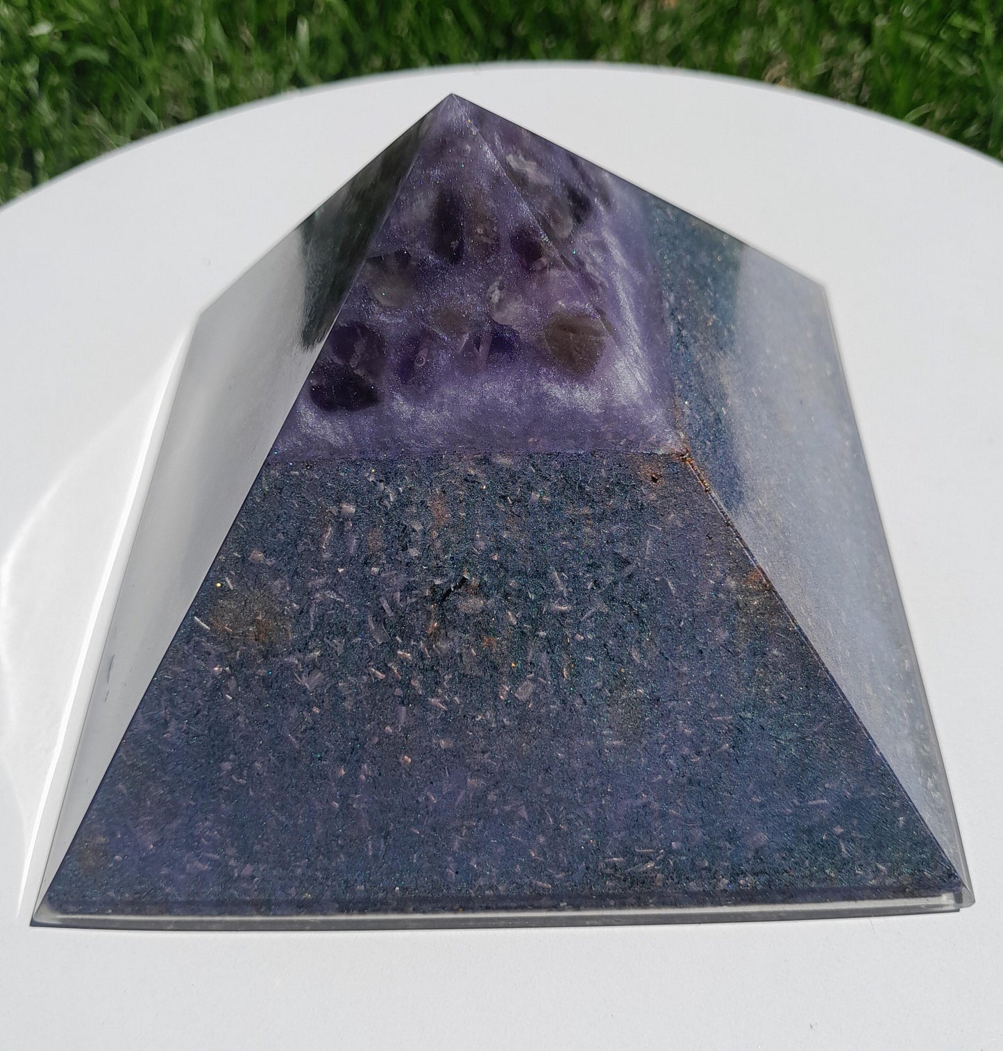 Pirámide Orgonita con Punta de Amatista 120mm Base | Energía Positiva, Protección y Decoración Espiritual