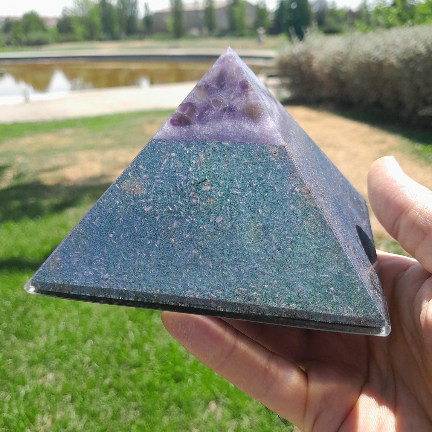Pirámide Orgonita con Punta de Amatista 120mm Base | Energía Positiva, Protección y Decoración Espiritual