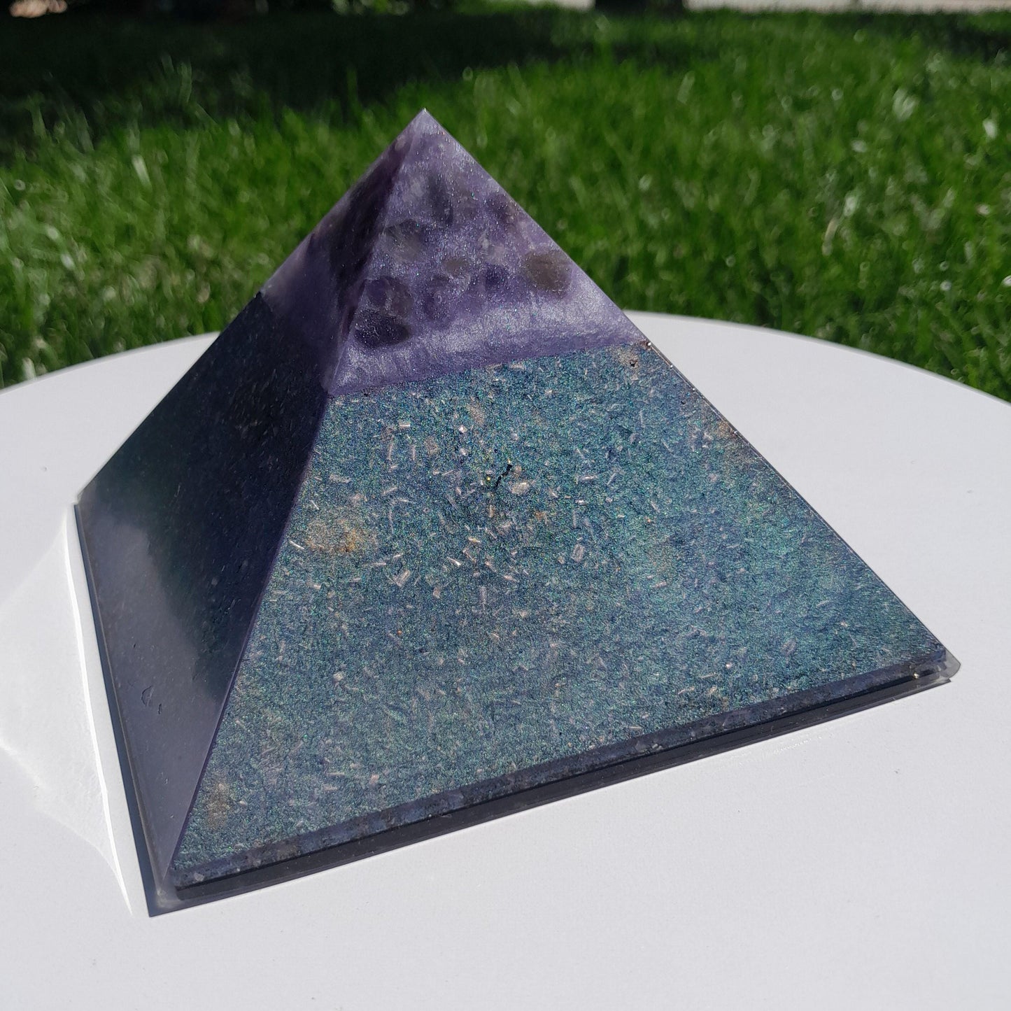 Pirámide Orgonita con Punta de Amatista 120mm Base | Energía Positiva, Protección y Decoración Espiritual