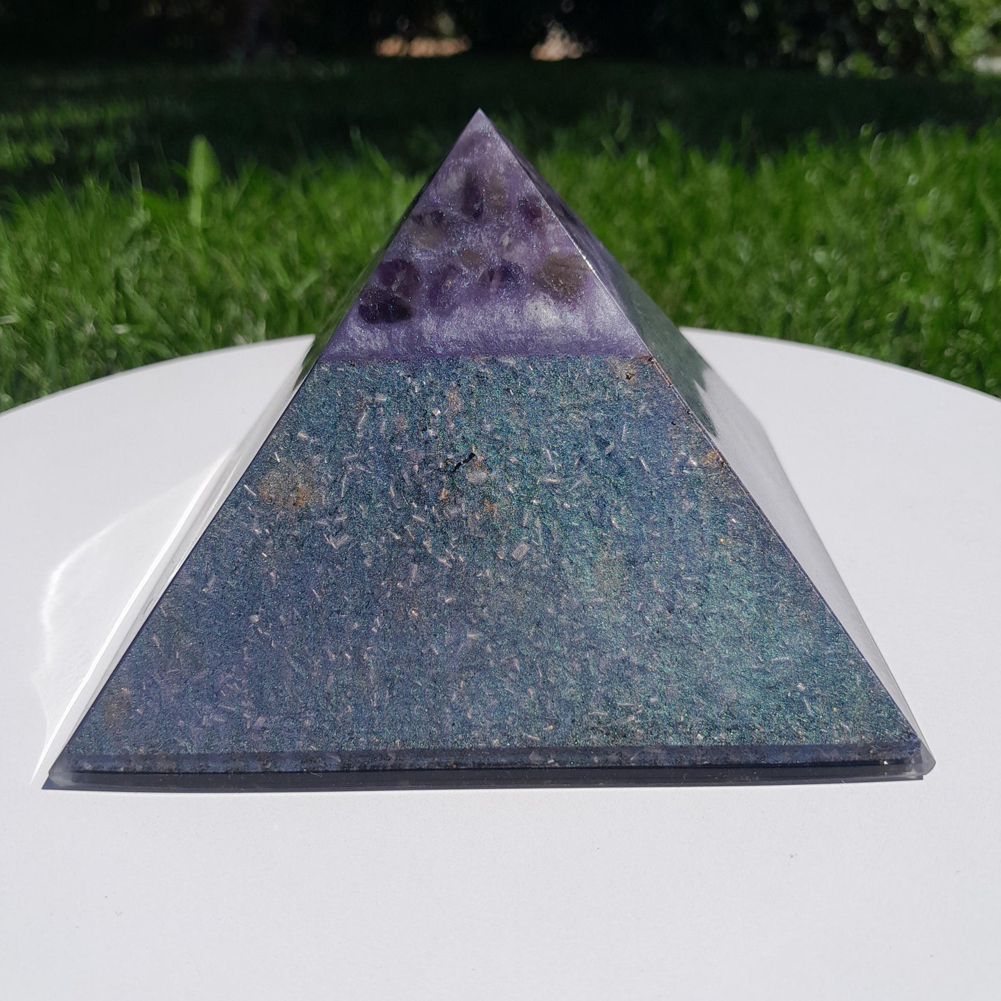 Pirámide Orgonita con Punta de Amatista 120mm Base | Energía Positiva, Protección y Decoración Espiritual