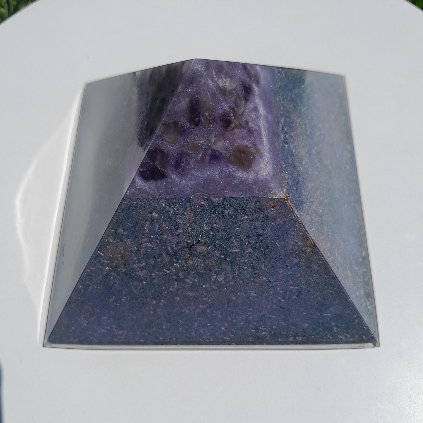 Pirámide Orgonita con Punta de Amatista 120mm Base | Energía Positiva, Protección y Decoración Espiritual