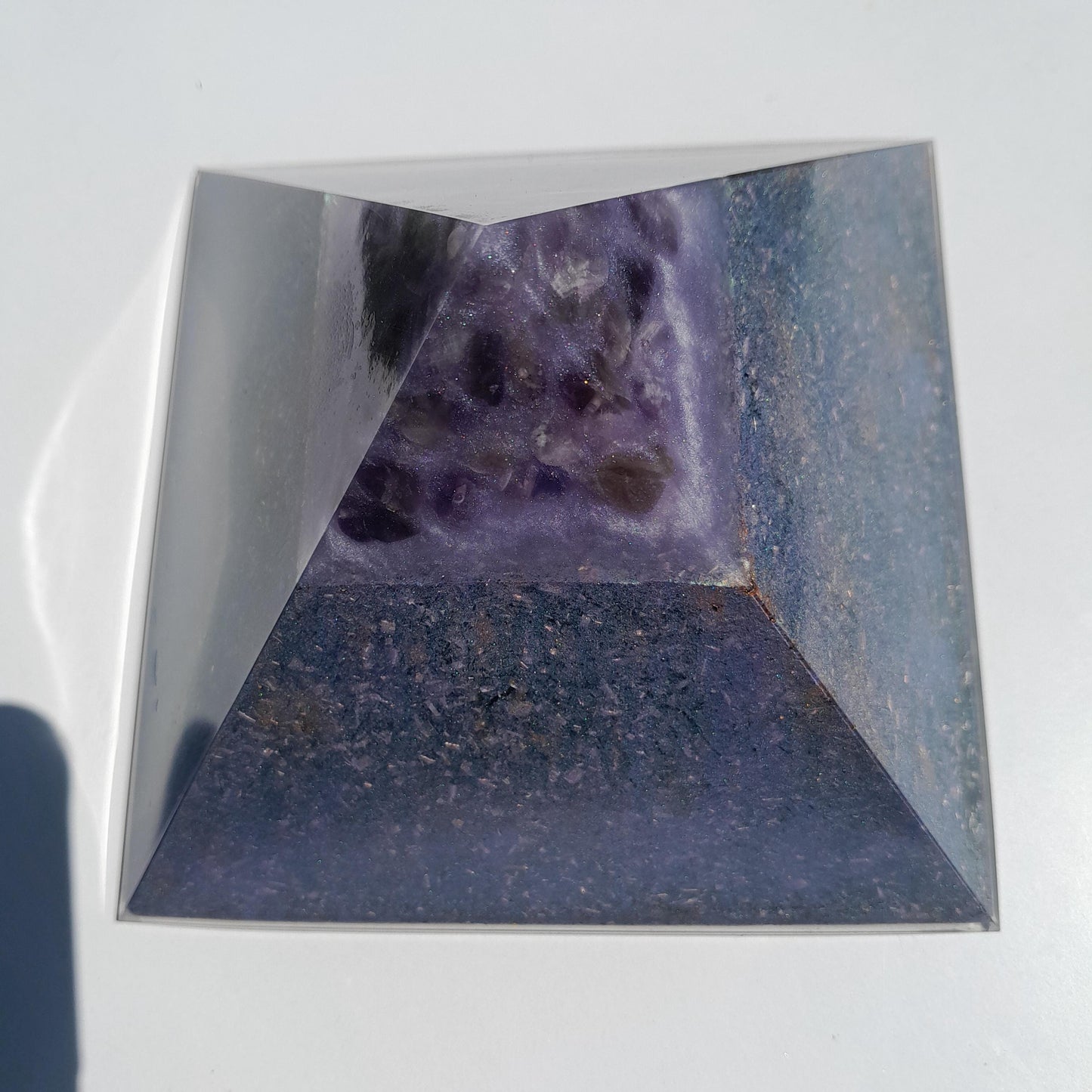 Pirámide Orgonita con Punta de Amatista 120mm Base | Energía Positiva, Protección y Decoración Espiritual