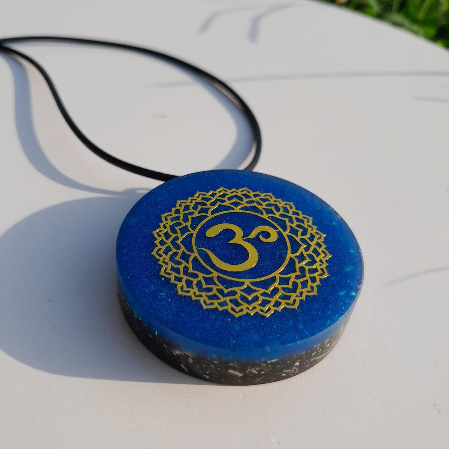 Colgante Orgonita OM con Shungita Azul | Protección 5G, EMF, Energía Orgone, Hecho a Mano