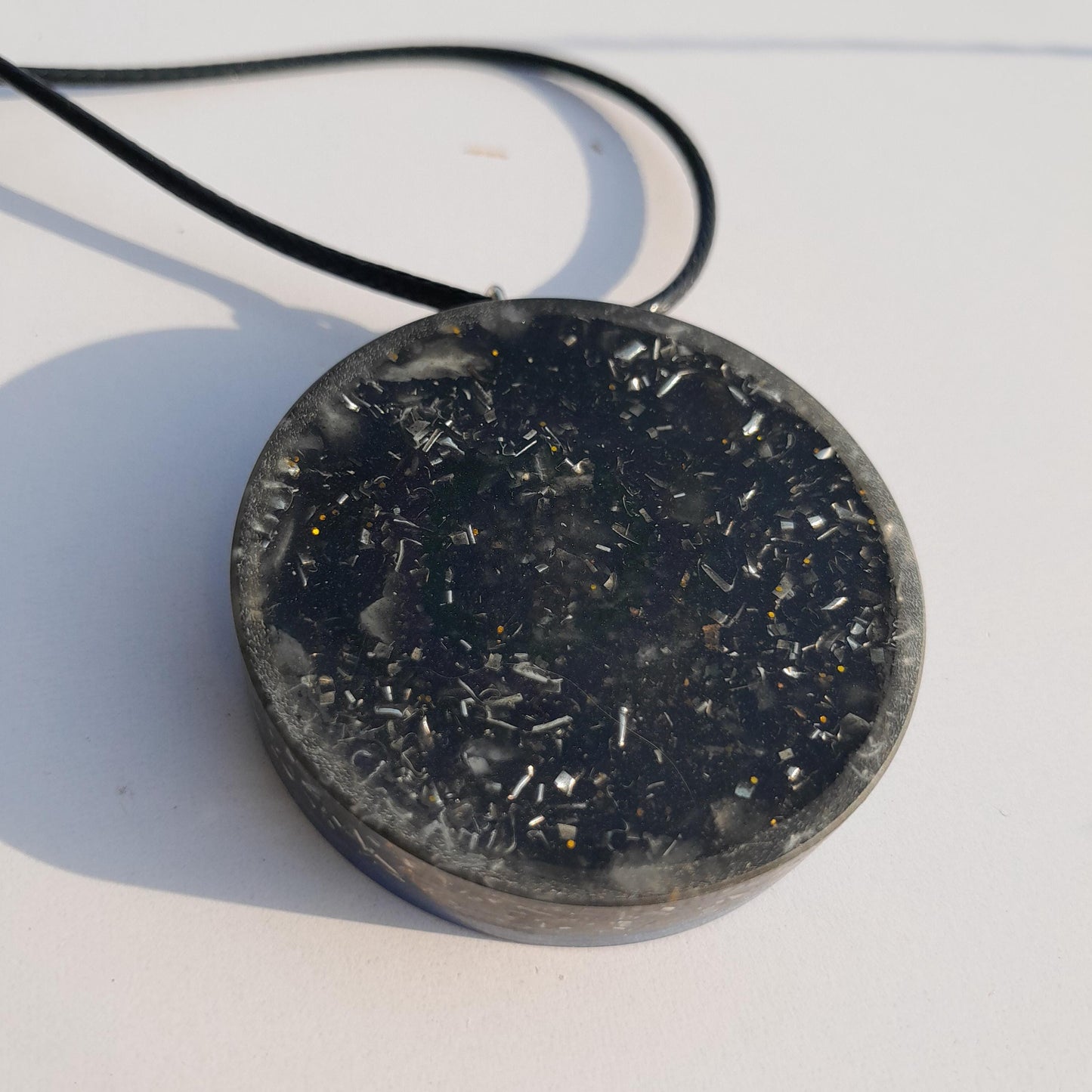 Colgante Orgonita OM con Shungita Azul | Protección 5G, EMF, Energía Orgone, Hecho a Mano