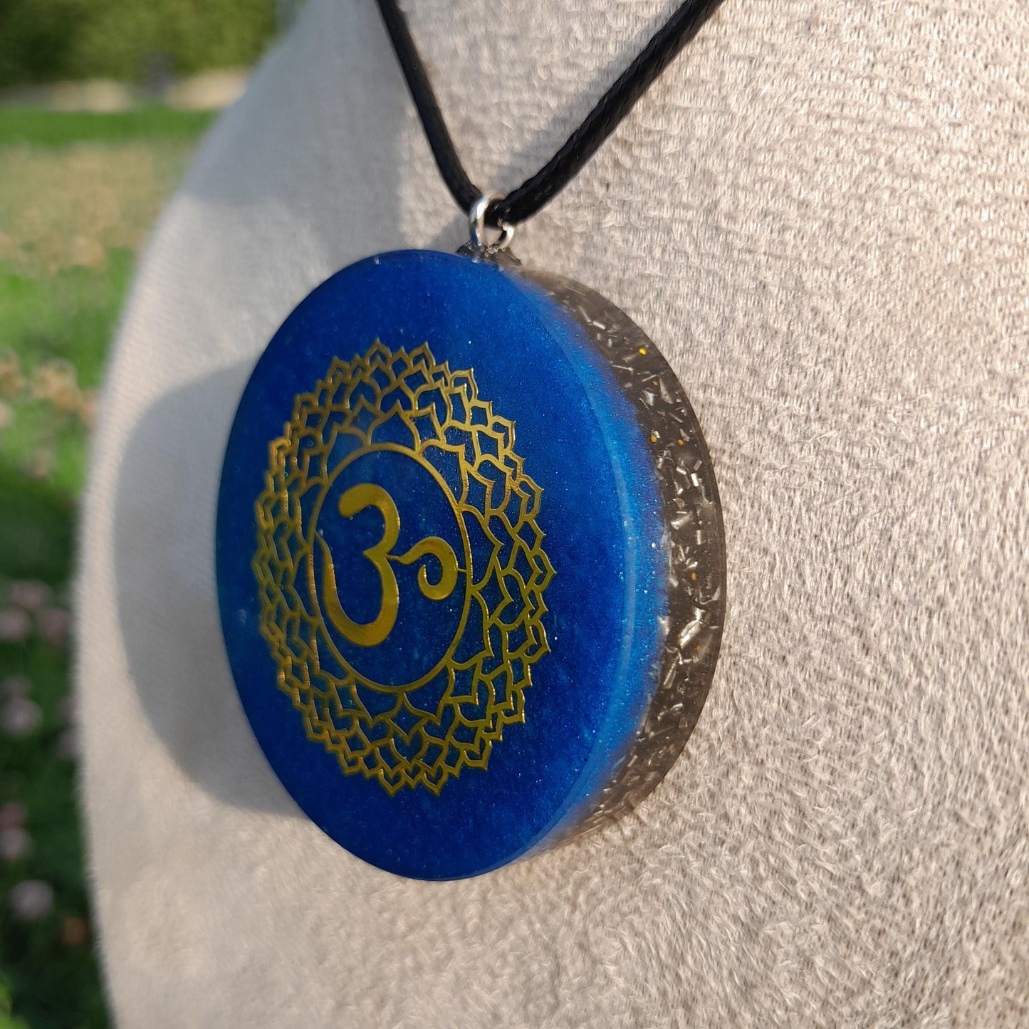 Colgante Orgonita OM con Shungita Azul | Protección 5G, EMF, Energía Orgone, Hecho a Mano