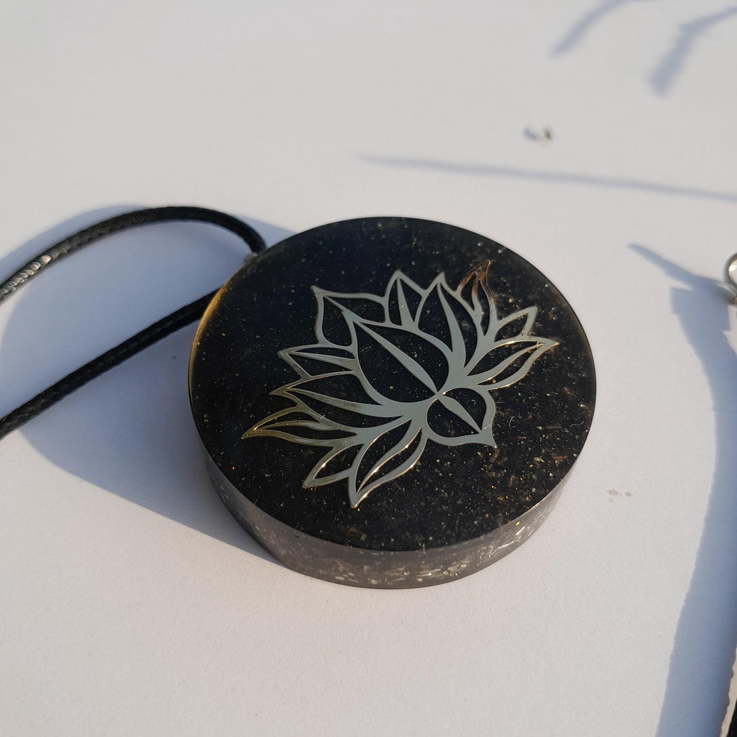 Colgante Orgonita Flor de Loto con Shungita | Protección 5G, EMF, Energía Orgon, Hecho a Mano