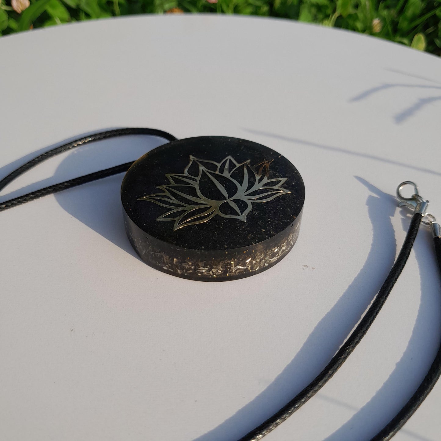 Colgante Orgonita Flor de Loto con Shungita | Protección 5G, EMF, Energía Orgon, Hecho a Mano