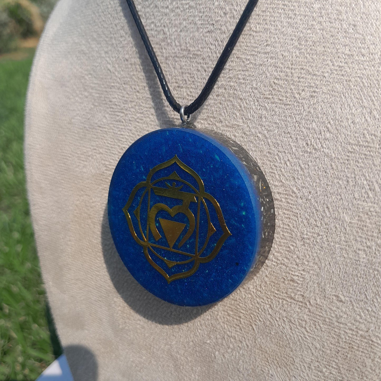 Colgante Orgonita Chakra Muladhara con Shungita Azul | Protección 5G, EMF, Energía Orgone, Hecho a Mano