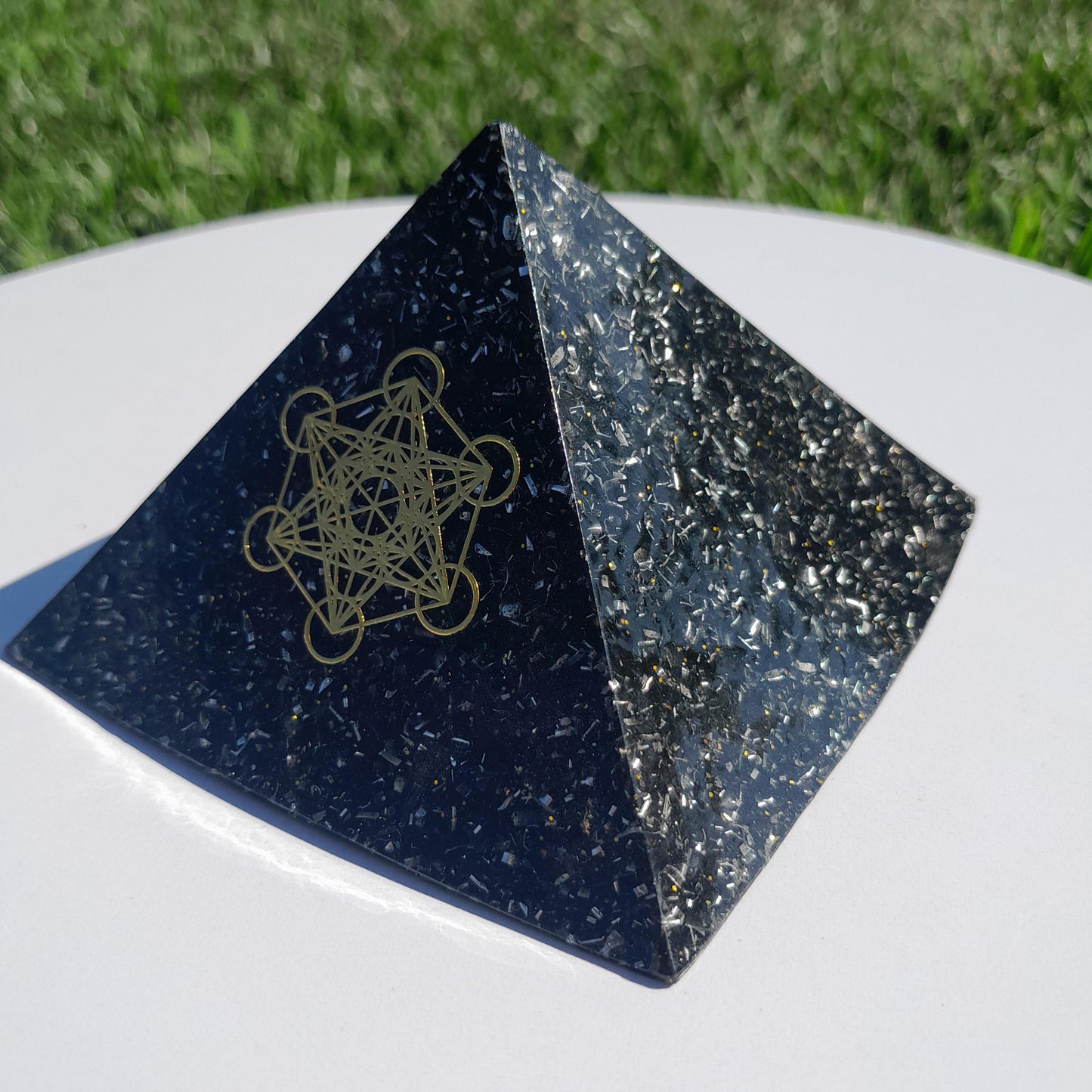 Pirámide Orgonita Cubo de Metatron con Shungit- 90mm de Base