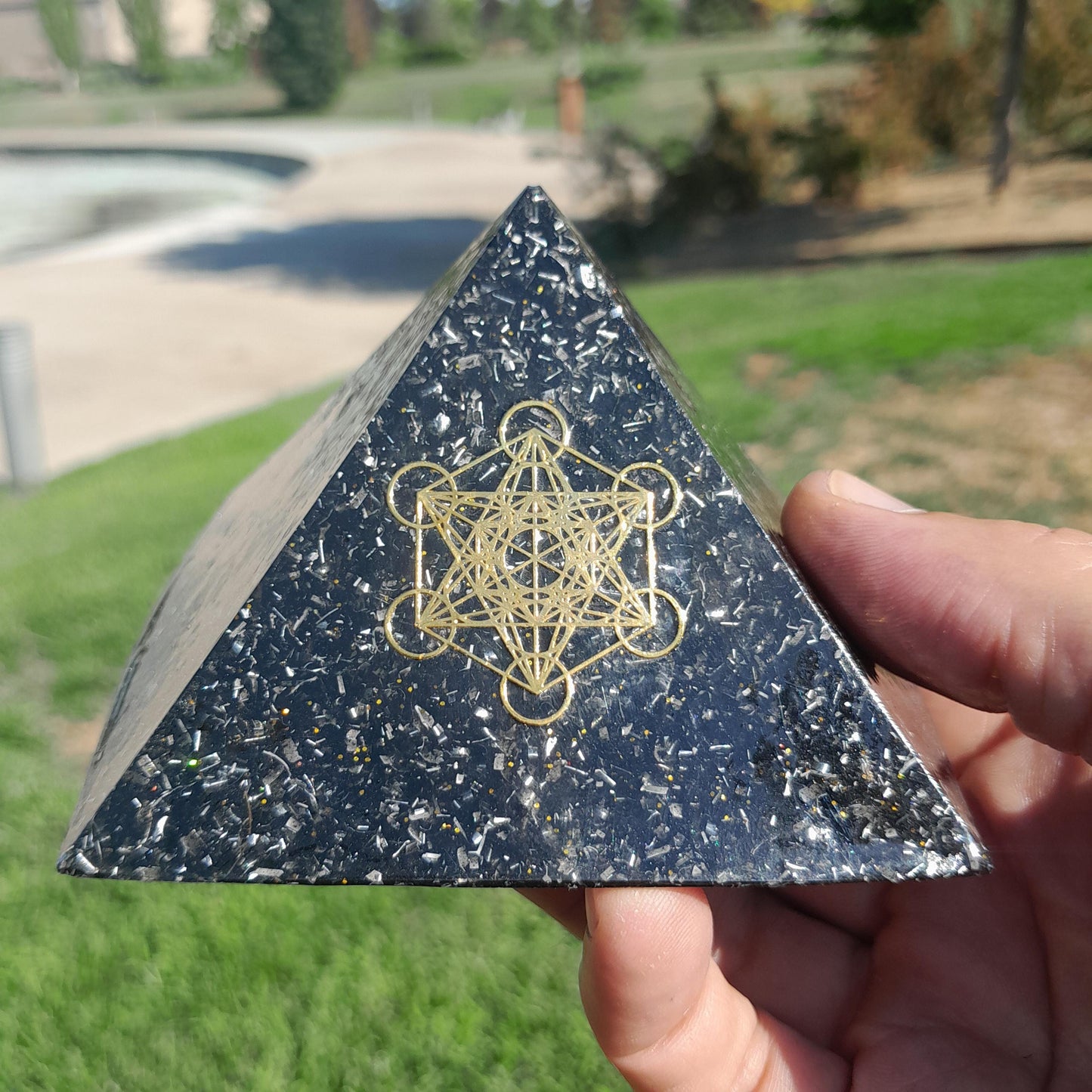 Pirámide Orgonita Cubo de Metatron con Shungit- 90mm de Base