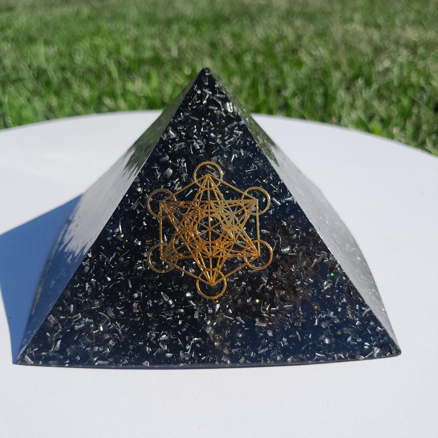 Pirámide Orgonita Cubo de Metatron con Shungit- 90mm de Base