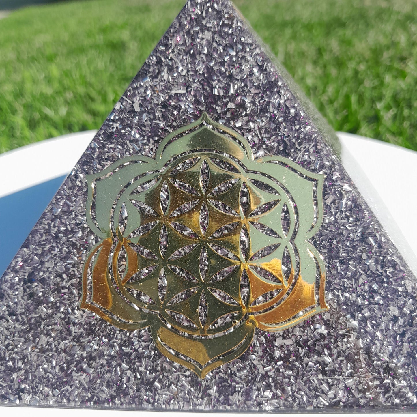 Pirámide Orgonita Flor de Loto con Flor de la Vida Violeta- 140mm de Base- Orgone Pyramid