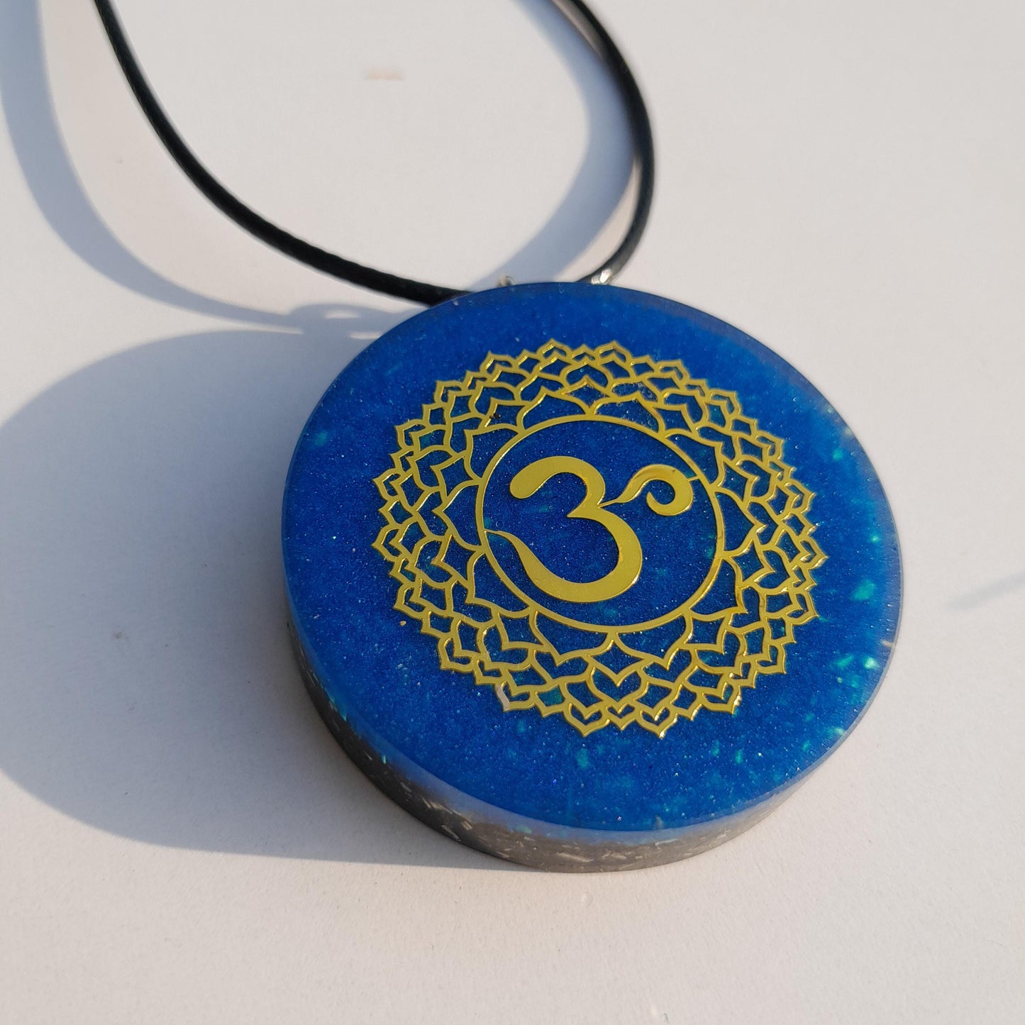 Colgante Orgonita OM con Shungita Azul | Protección 5G, EMF, Energía Orgone, Hecho a Mano
