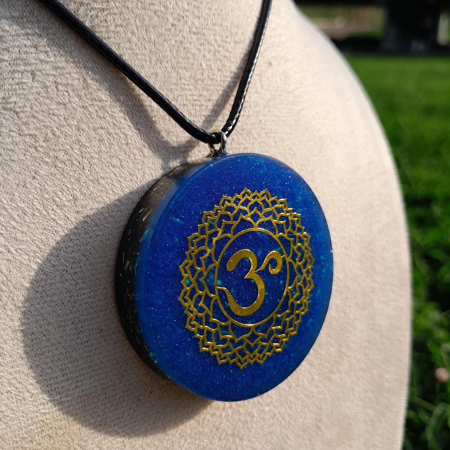 Colgante Orgonita OM con Shungita Azul | Protección 5G, EMF, Energía Orgone, Hecho a Mano