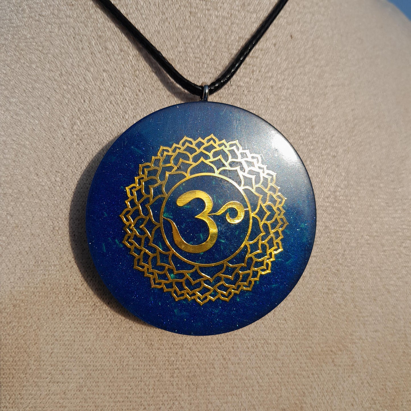 Colgante Orgonita OM con Shungita Azul | Protección 5G, EMF, Energía Orgone, Hecho a Mano
