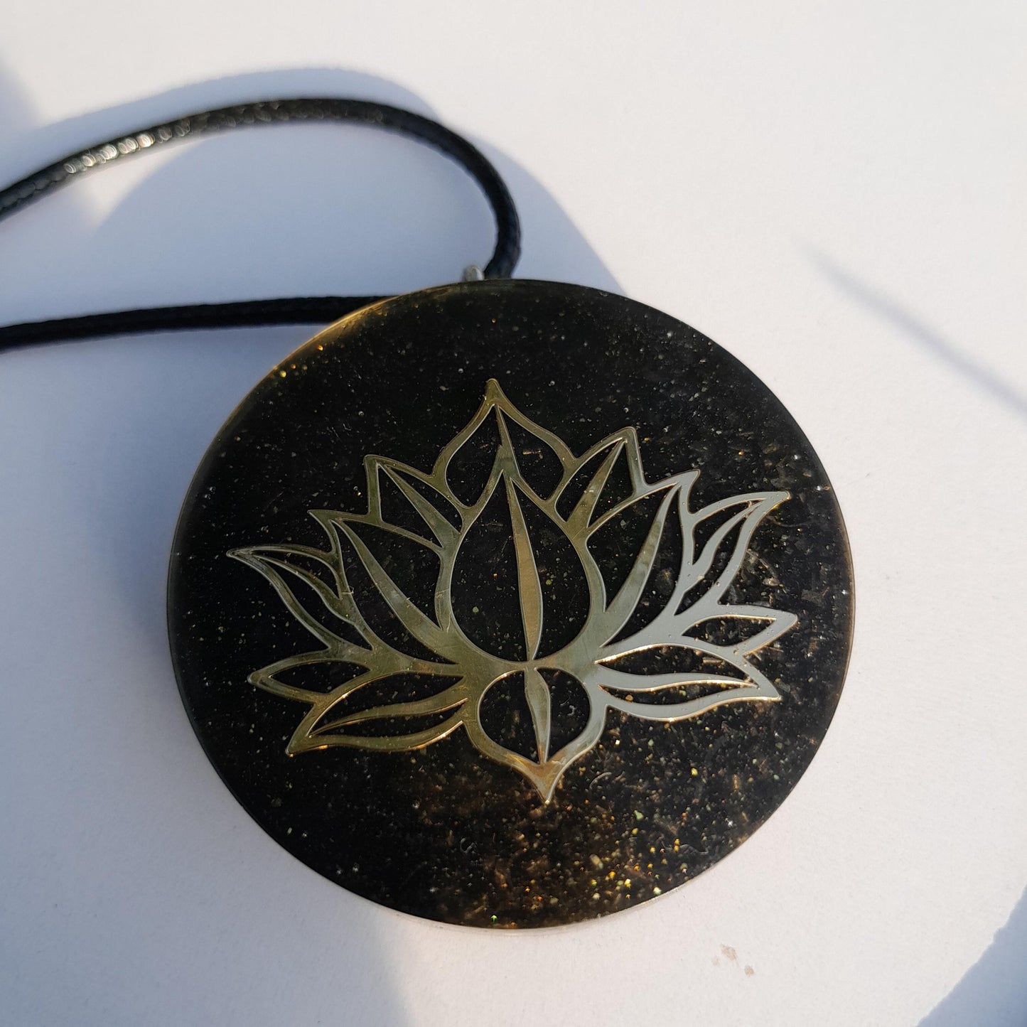 Colgante Orgonita Flor de Loto con Shungita | Protección 5G, EMF, Energía Orgon, Hecho a Mano