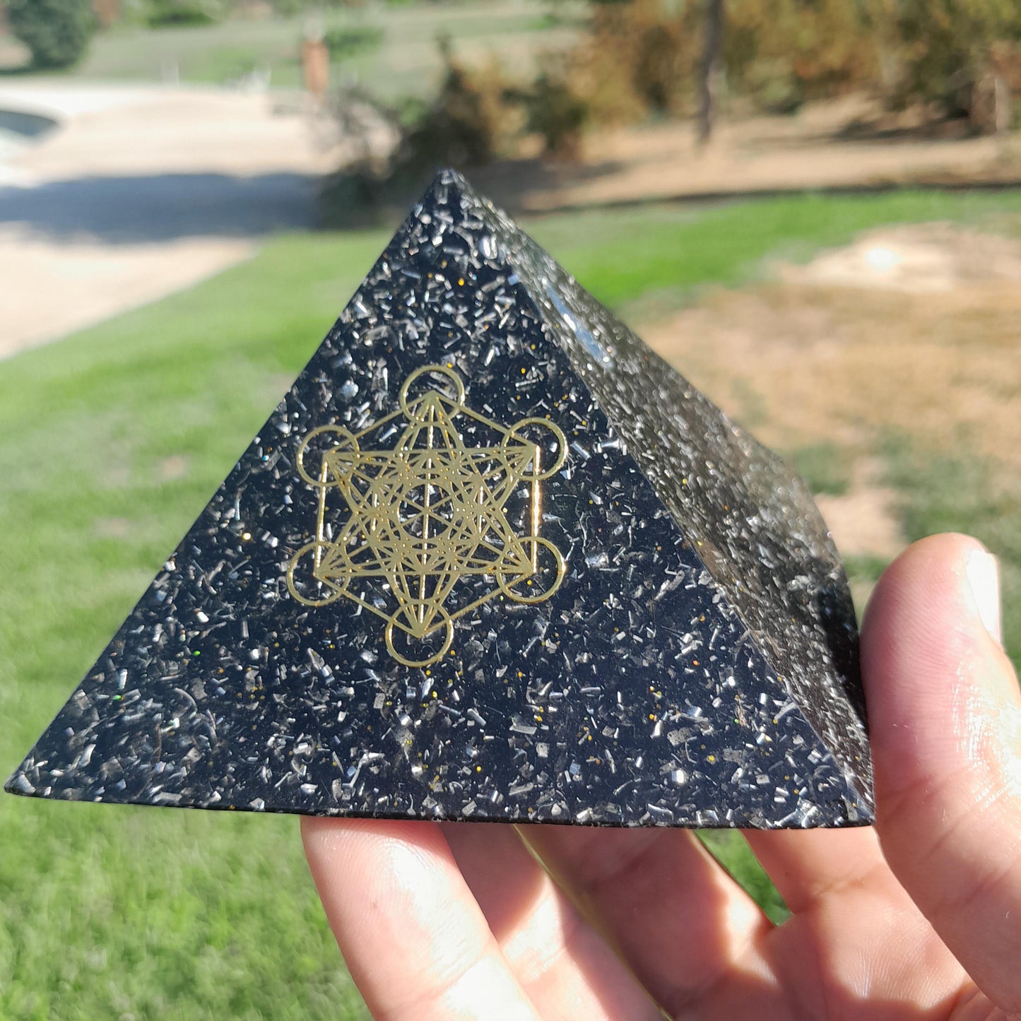 Pirámide Orgonita Cubo de Metatron con Shungit- 90mm de Base