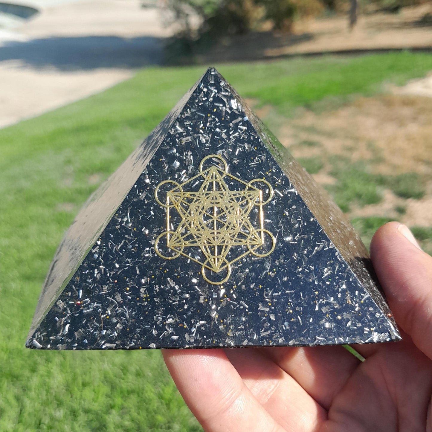 Pirámide Orgonita Cubo de Metatron con Shungit- 90mm de Base