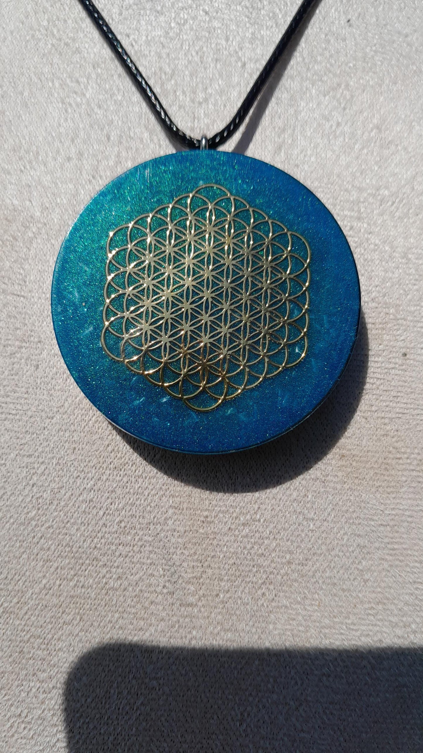 Colgante Orgonita Flor de la Vida Hexagonal Azul Cielo con Shungita- Protección 5G, EMF, Energía Orgone, Hecho a Mano