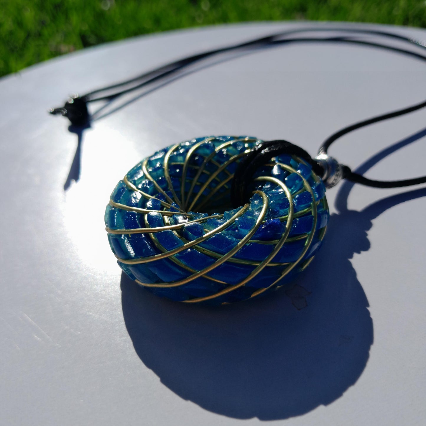 Bobina Torus Rodin con Lapislázuli- Cobre Bañado en Oro de 14K- 50mm- Generador de Ondas de Vórtice
