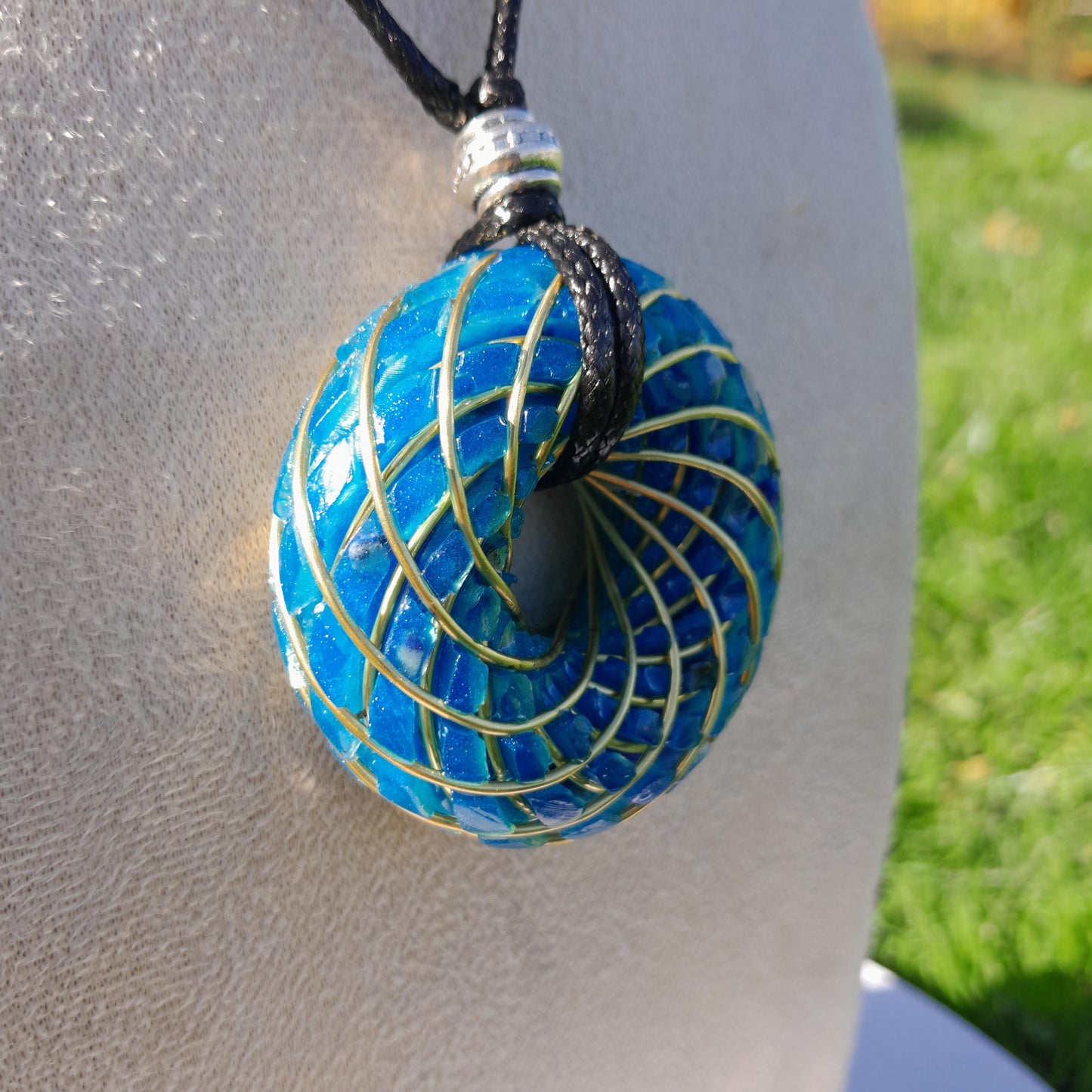 Bobina Torus Rodin con Lapislázuli- Cobre Bañado en Oro de 14K- 50mm- Generador de Ondas de Vórtice