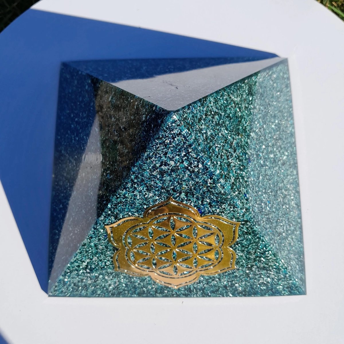 Pirámide Orgonita Flor de Loto Azul - 140mm de Base - Mundo Orgon