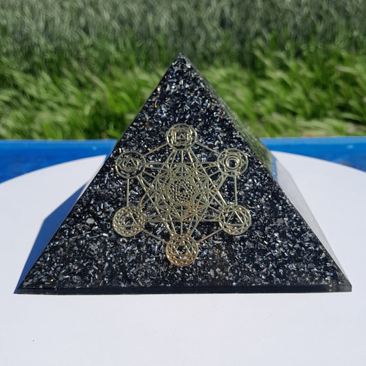 Pirámide Orgonita Metatron con Shunguita- 140mm de Base