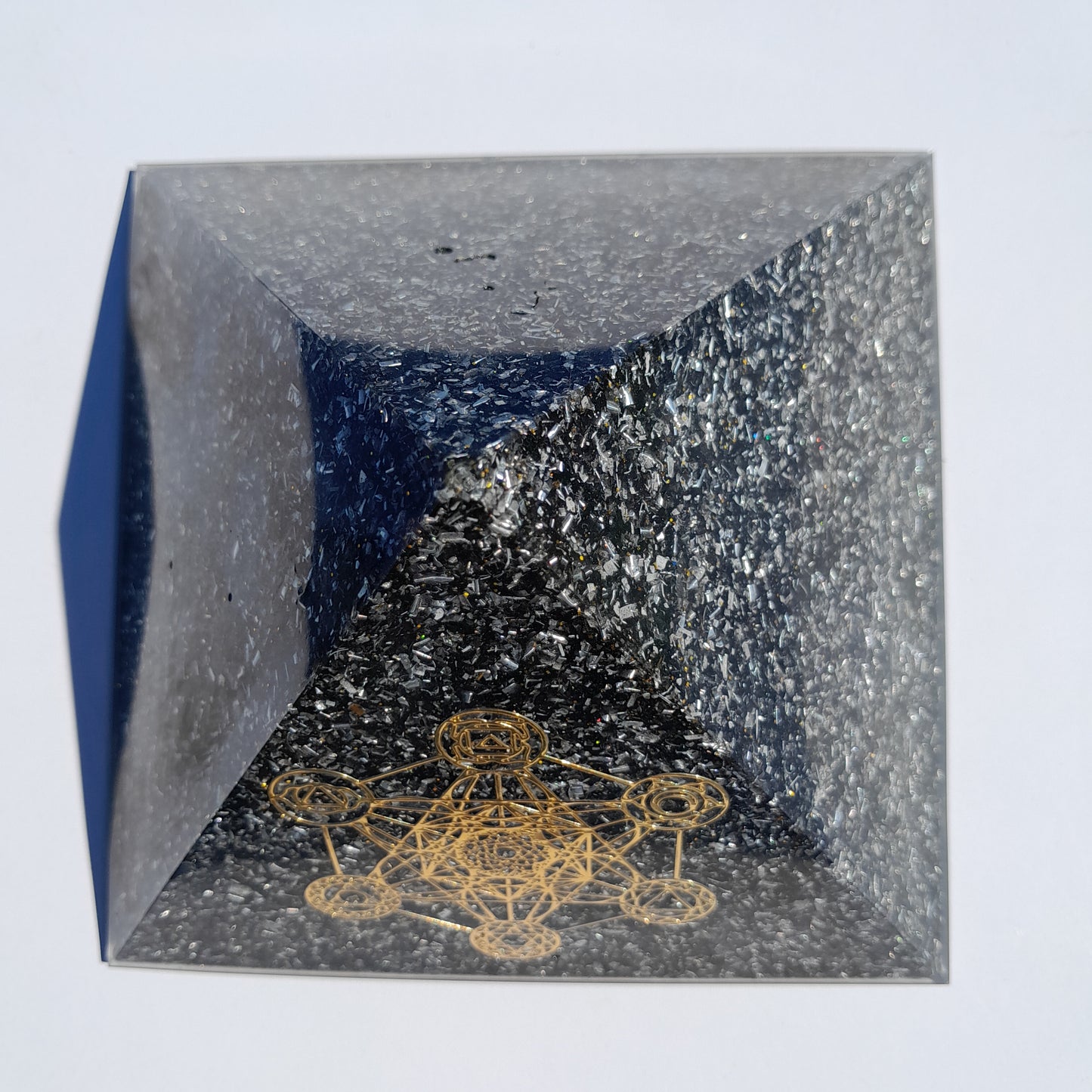 Pirámide Orgonita Metatron con Shunguita- 140mm de Base