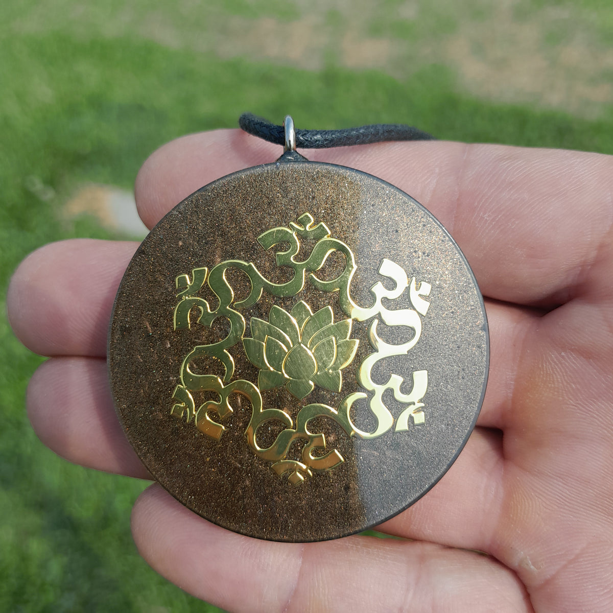 Colgante de Orgonita Flor de Loto Marrón con Shungita