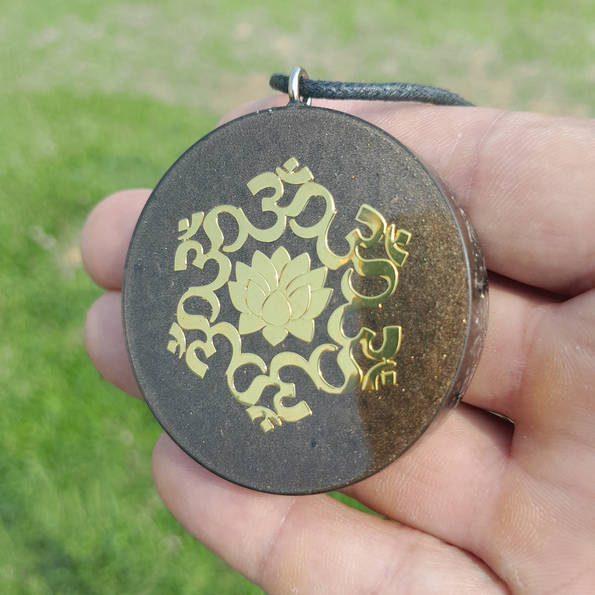 Colgante de Orgonita Flor de Loto Marrón con Shungita