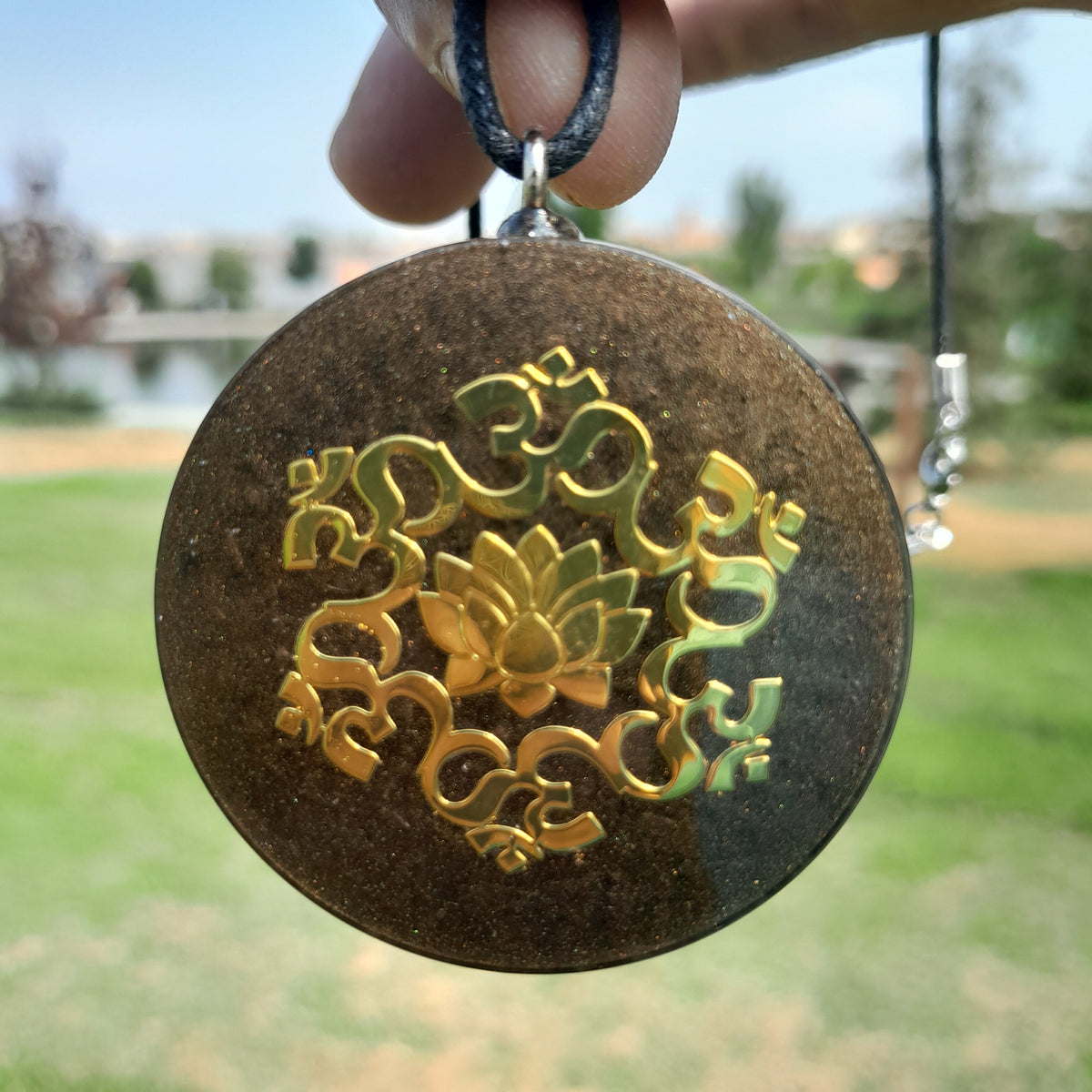 Colgante de Orgonita Flor de Loto Marrón con Shungita