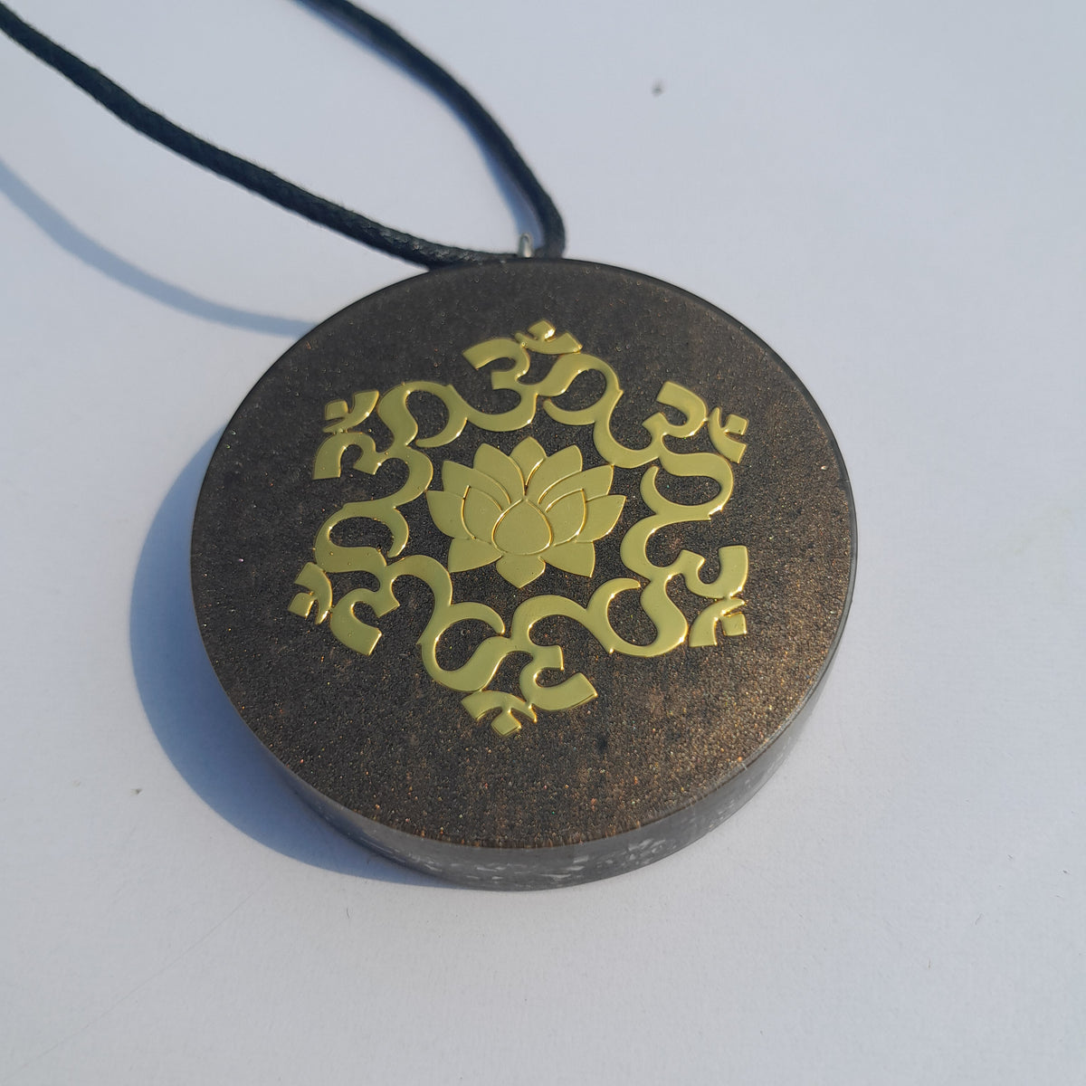 Colgante de Orgonita Flor de Loto Marrón con Shungita